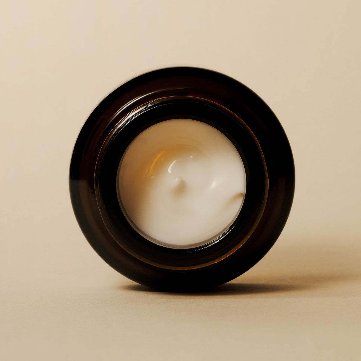 La texture de la crème pro-âge Apoticari dans son pot ouvert