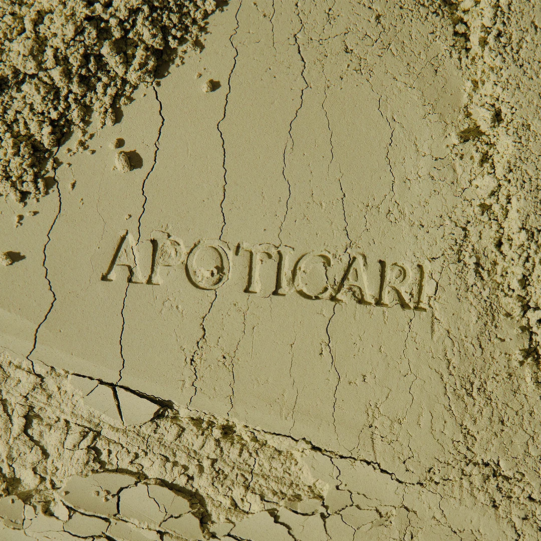 The texture of powdered Velay green clay.