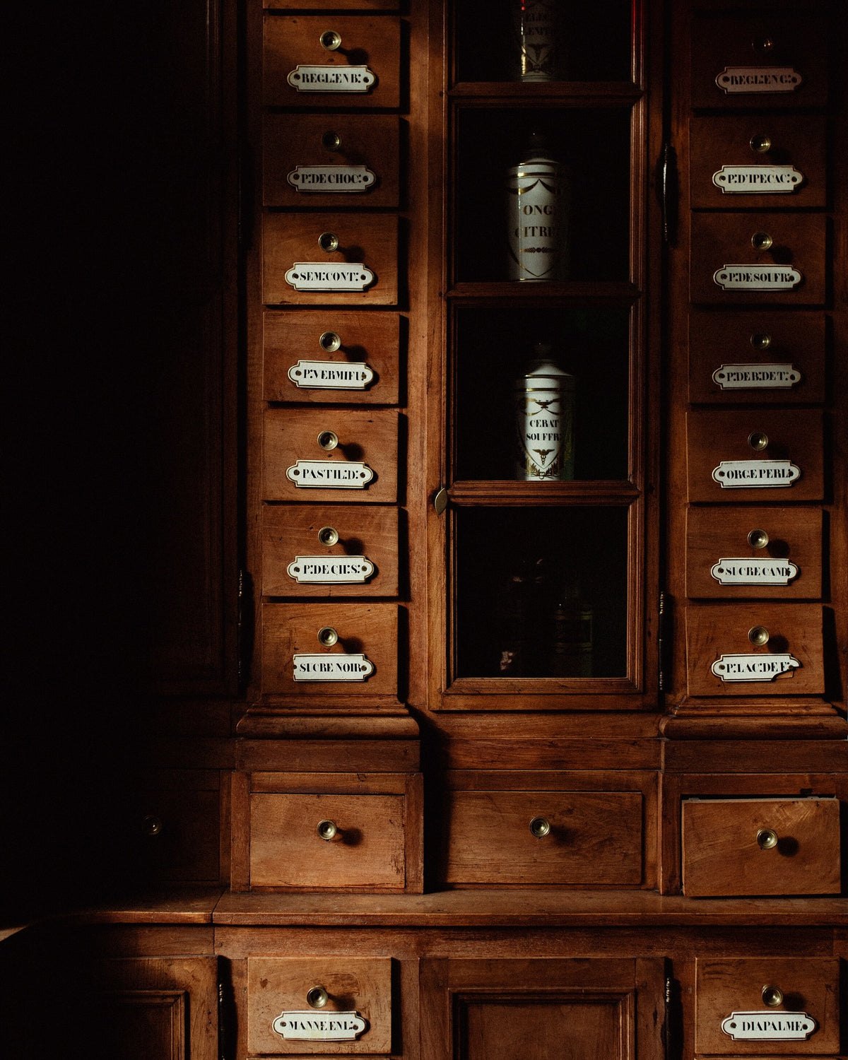 Apothecary jars among the labelled drawers of the Hôtel-Dieu.