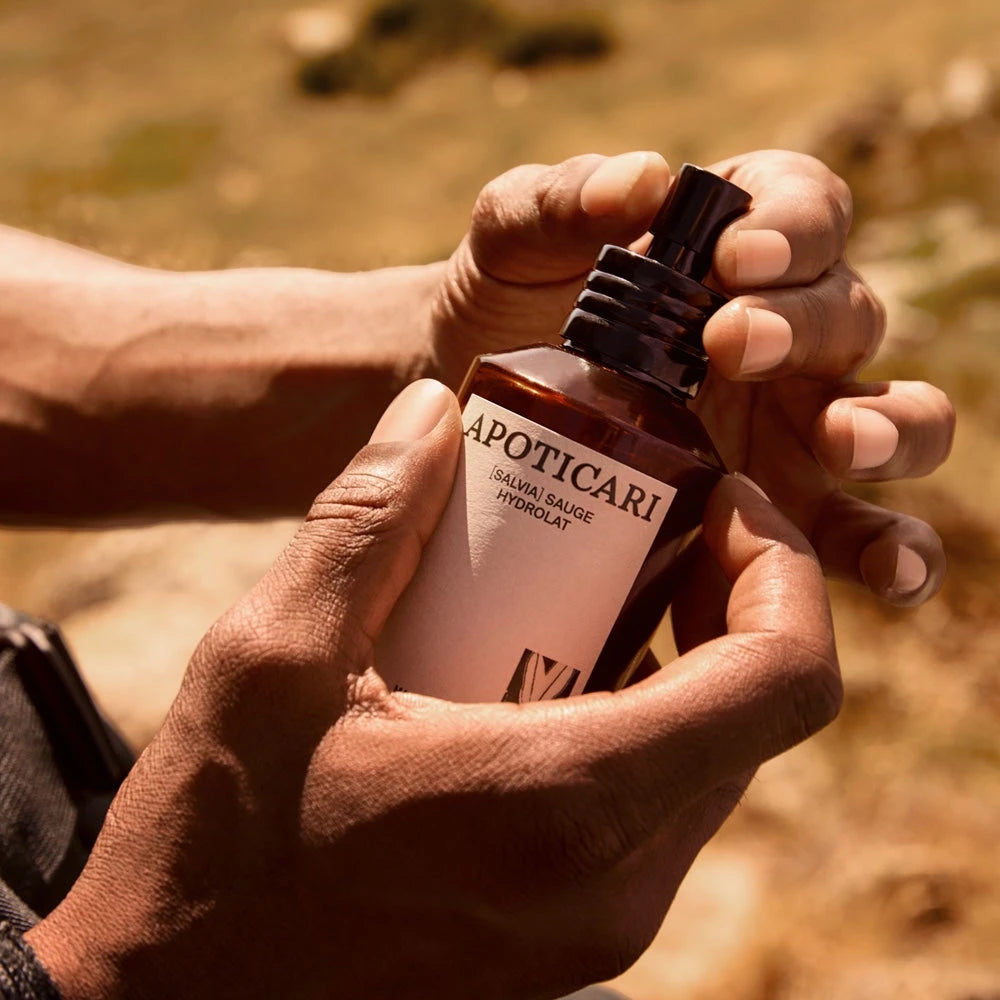 Un hydrolat de sauge Apoticari tenu entre les mains.