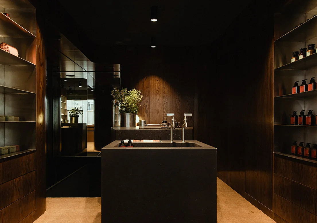 L’intérieur en bois sombre de la boutique Apoticari au Puy-en-Velay