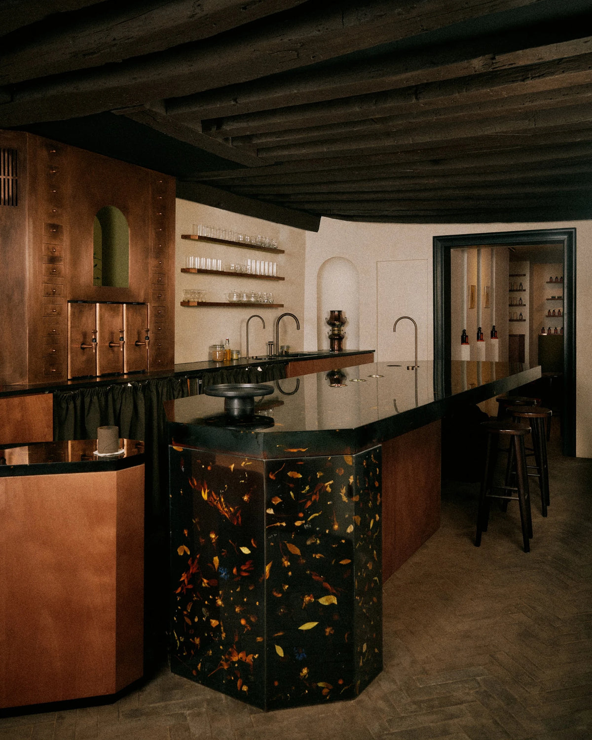 Le comptoir fleuri et les boiseries de la tisanerie Apoticari à Paris