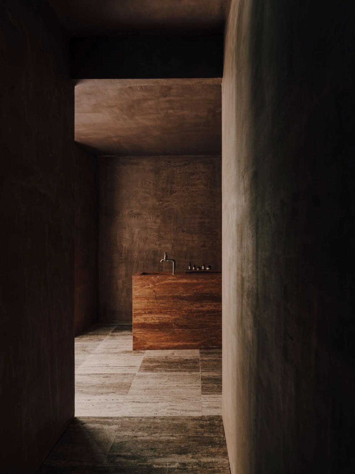 Perspective sur une vasque en pierre au spa Apoticari