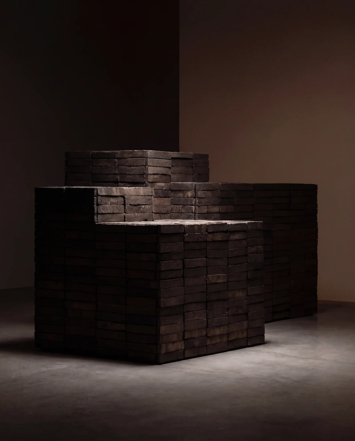 Les structures de brique noire de l’installation TERRA au Conran Shop.