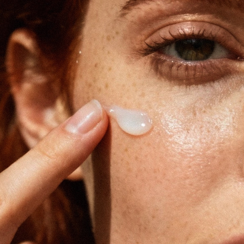 Fluide contour des yeux à la menthe